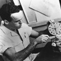 Ein Skulpteur an der Arbeit für eine Uhr in Gepettos Regal